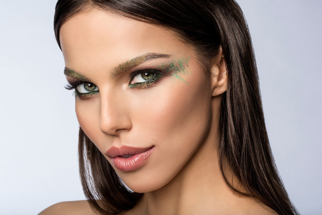 Обои картинки фото девушки, -unsort , лица,  портреты, портрет, взгляд, фон, лицо, крупным, планом, красотка, прическа, макияж, брюнетка