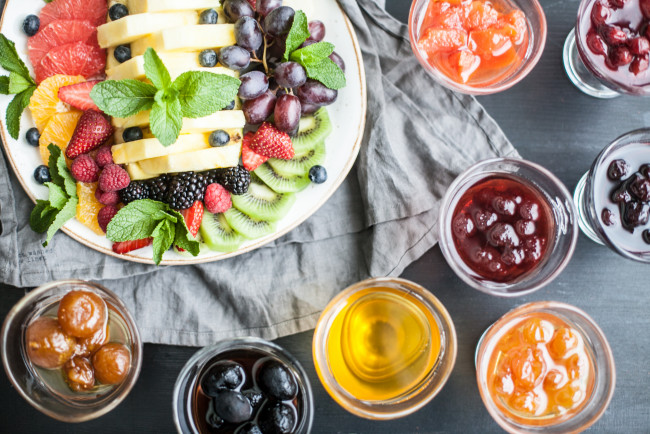 Обои картинки фото еда, фрукты,  ягоды, ягоды, мята, скатерть, сироп