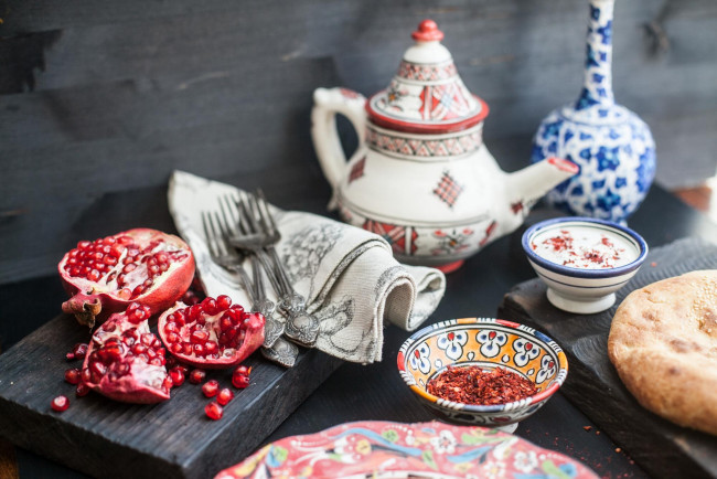 Обои картинки фото еда, гранат, зерна, чайник