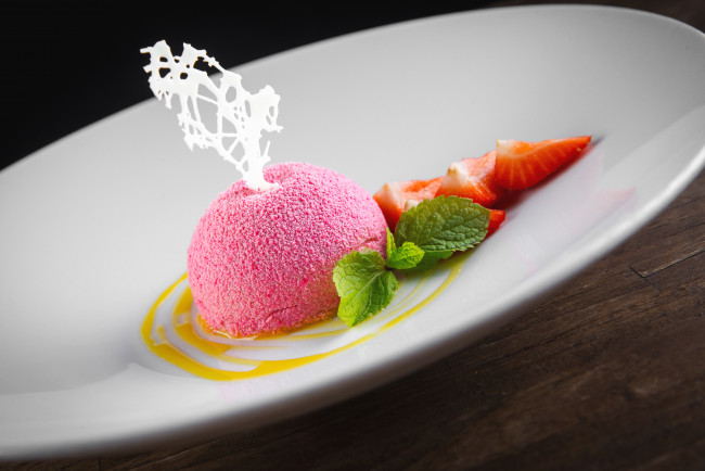 Обои картинки фото еда, мороженое,  десерты, клубника, десерт, шоколад, мята