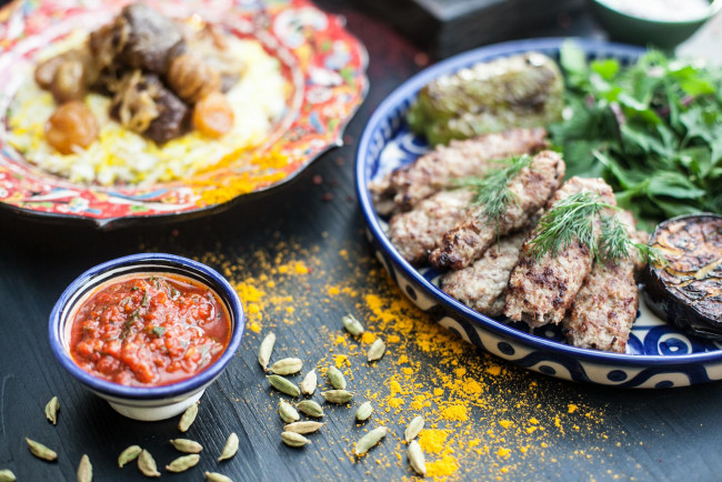 Обои картинки фото еда, мясные блюда, котлеты, соус, зелень, специи