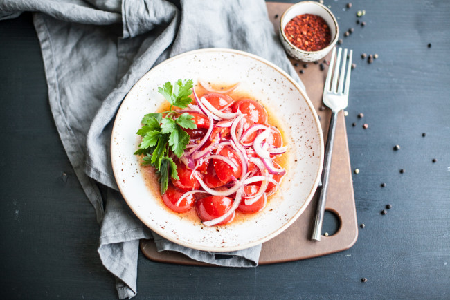 Обои картинки фото еда, помидоры, салат, лук, закуска, соус, томаты, томат