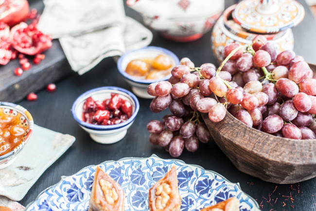 Обои картинки фото еда, разное, виноград, сладость, вкусно, кисть, печенье