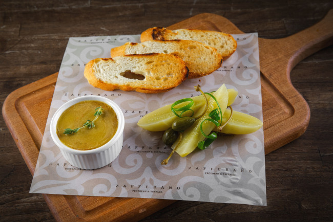 Обои картинки фото еда, разное, вкусно, хлеб, огурец, закуска