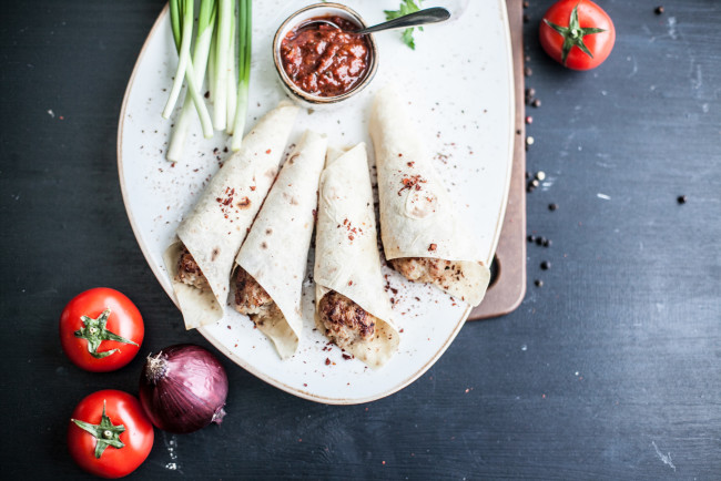 Обои картинки фото еда, салаты,  закуски, лаваш, начинка, помидор, закуска