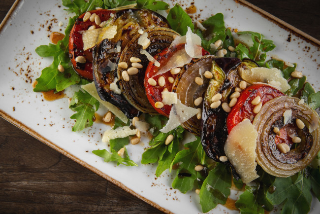 Обои картинки фото еда, салаты,  закуски, помидоры, лук, закуска, зелень