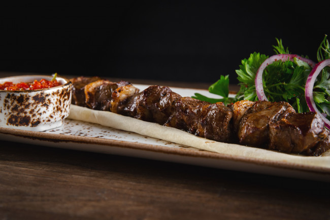 Обои картинки фото еда, шашлык,  барбекю, кусочки, мясо, жареное, соус, зелень