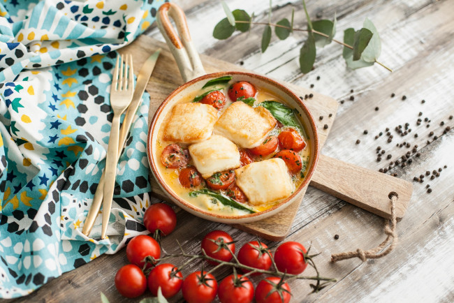 Обои картинки фото еда, вторые блюда, ветка, соус, помидоры, томаты