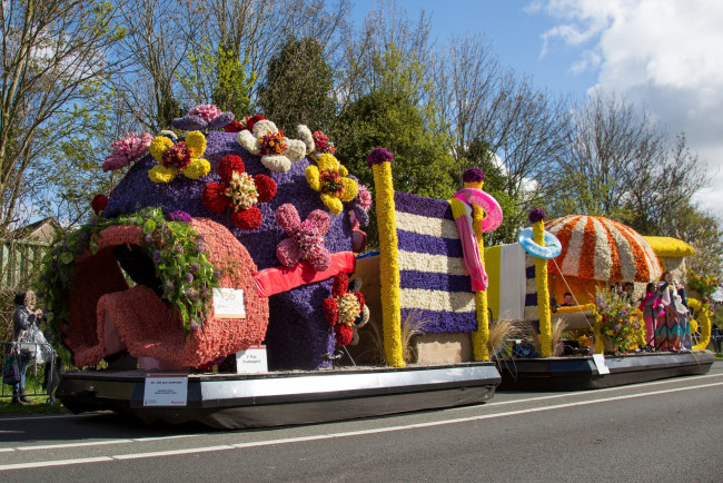 Обои картинки фото разное, садовые и парковые скульптуры, асфальт, цветы, облака, деревья