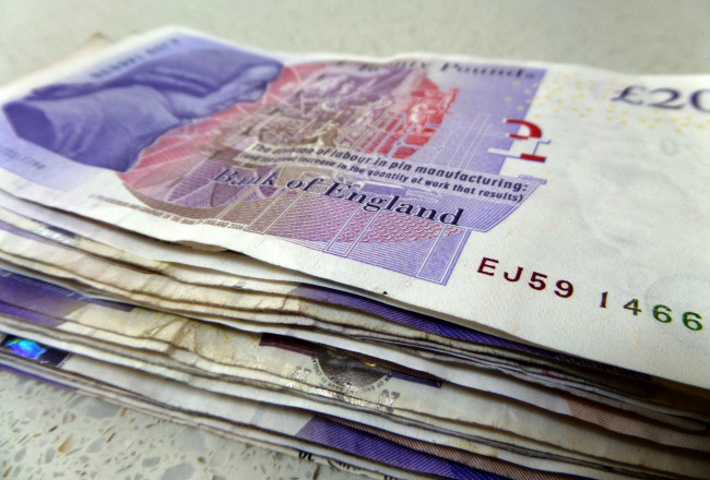 Обои картинки фото разное, золото,  купюры,  монеты, фунты, английские, банкноты, купюры