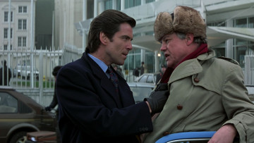 Картинка кино+фильмы 007 +golden+eye улица оружие мужчина пальто джеймс бонд