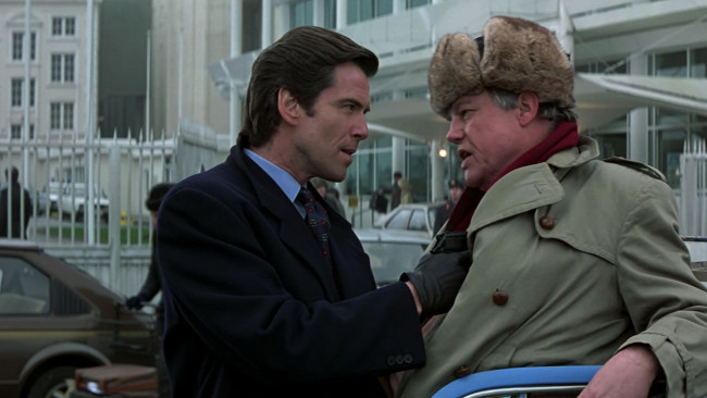 Обои картинки фото кино фильмы, 007,  golden eye, улица, оружие, мужчина, пальто, джеймс, бонд