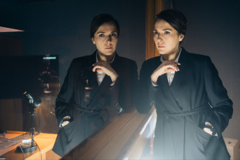 обоя кино фильмы, медиатор , сериал, женщина, зеркало, отражение