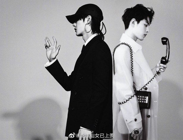 Обои картинки фото разное, знаменитости, ван, ибо, сяо, чжань, кепка, телефон, часы