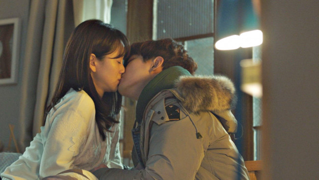 Обои картинки фото кино фильмы, just between lovers, пара, поцелуй