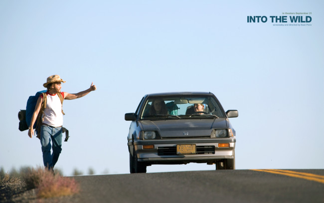 Обои картинки фото кино фильмы, into the wild, мужчина, автостоп, машина, дорога