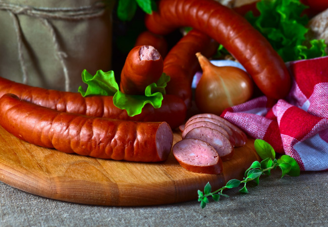 Обои картинки фото еда, колбасные изделия, лук, колбаса, копченая
