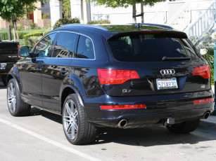 Картинка автомобили выставки уличные фото