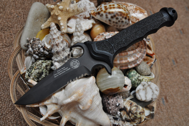Обои картинки фото оружие, холодное, покрытие, нож, клеймо, ракушки