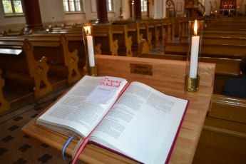 Картинка разное религия книга библия костел свечи