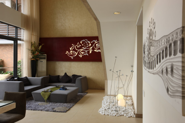 Обои картинки фото интерьер, гостиная, светильники, подушки, стлл, диваны