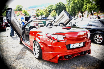 Картинка автомобили выставки уличные фото reno