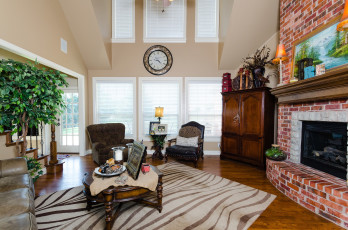 Картинка интерьер гостиная камин стол ковер кресла шкаф часы