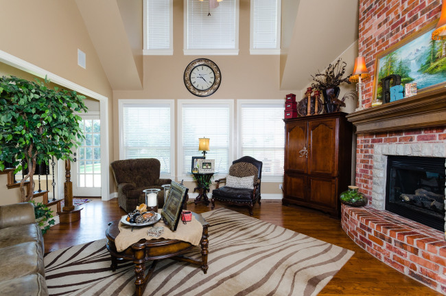 Обои картинки фото интерьер, гостиная, камин, стол, ковер, кресла, шкаф, часы