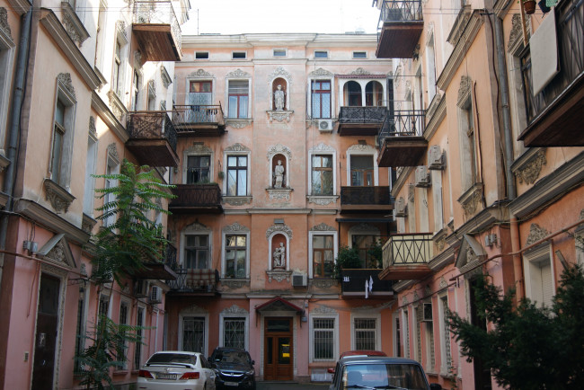 Обои картинки фото одесса, дворик, города, здания, дома, небо