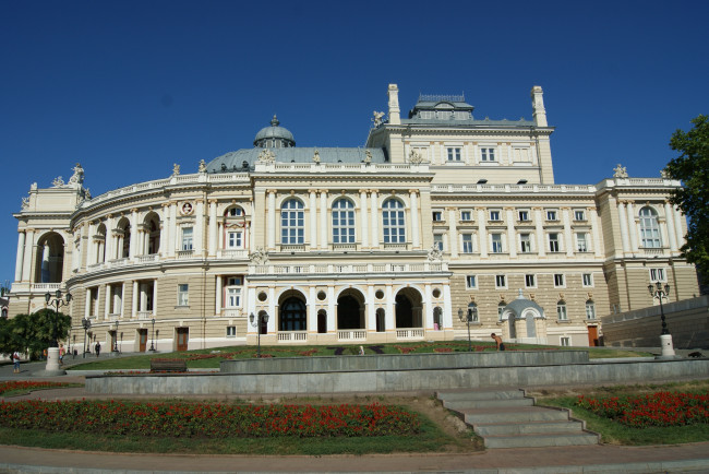 Обои картинки фото одесса, оперный, театр, города, здания, дома, деревья, небо, цветы, трава
