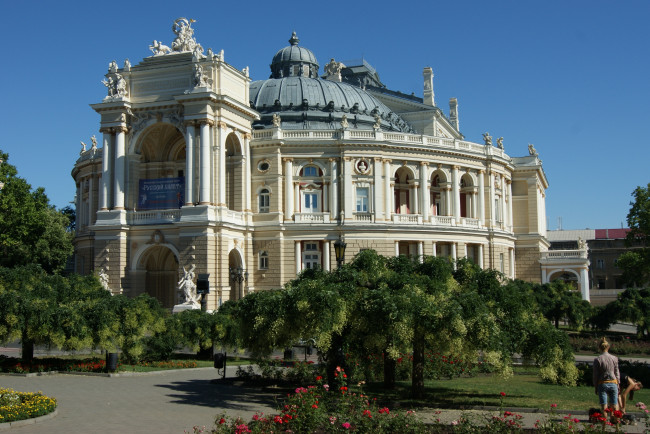 Обои картинки фото одесса, оперный, театр, города, здания, дома, деревья, небо, цветы, трава