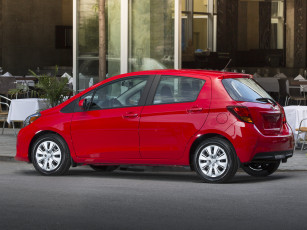 обоя автомобили, toyota, yaris, le, 2015г, красный, us-spec, 5-door