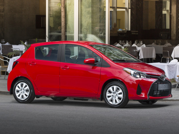Обои картинки фото автомобили, toyota, 2015г, le, 5-door, yaris, us-spec, красный