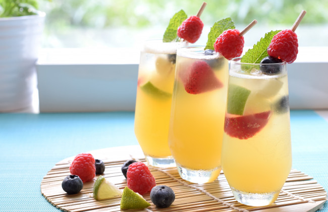 Обои картинки фото еда, напитки,  коктейль, голубика, малина, клубника, лайм, стаканы, мята, ягоды, коктейль, напиток