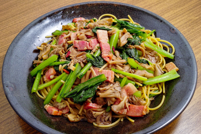 Обои картинки фото еда, макаронные блюда, мясо, макароны, овощи