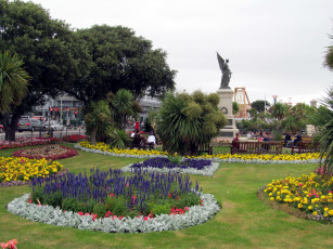 Картинка природа парк пальмы клумбы сквер памятник