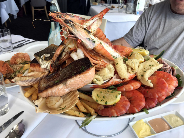 Обои картинки фото еда, рыбные блюда,  с морепродуктами, блюдо, форель, устрицы, креветки