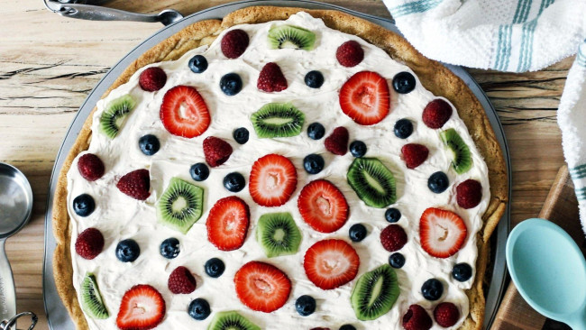 Обои картинки фото еда, пироги, клубника, черника, киви, малина, пирог