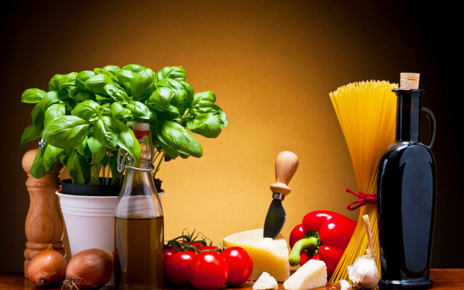 Обои картинки фото еда, натюрморт, спагетти, помидоры, pasta, овощи, кувшин, базилик, wine, tomatoes, cheese, макароны, pepper, перец, сыр, вино, листья