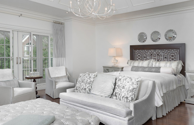 Обои картинки фото интерьер, спальня, кровать, диван, стиль, дизайн, белый, зеркала, кресла