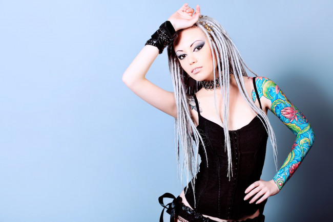 Обои картинки фото девушки, -unsort , рыжеволосые и другие, макияж, стиль, фон, тело, волосы, модель, лицо, классная, татуировки