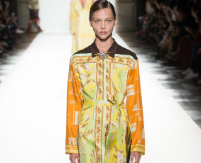 Картинка девушки саша+пивоварова модель шатенка наряд подиум