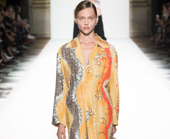 Обои картинки фото девушки, саша пивоварова, модель, шатенка, наряд, подиум