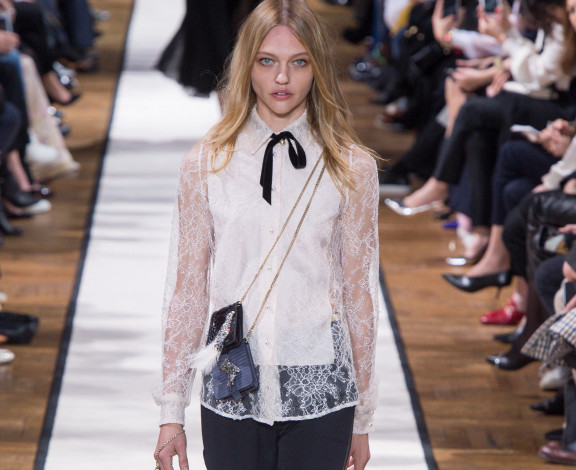 Обои картинки фото девушки, саша пивоварова, модель, блондинка, наряд, подиум