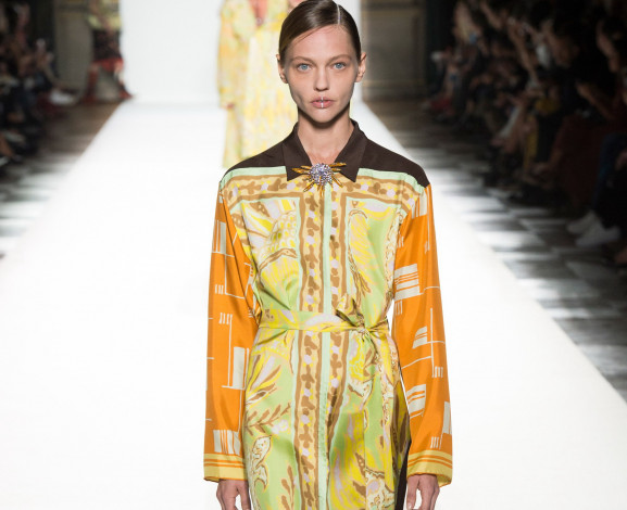 Обои картинки фото девушки, саша пивоварова, модель, шатенка, наряд, подиум