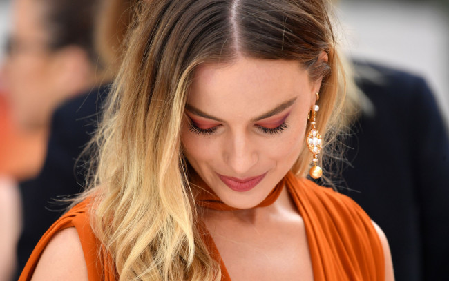 Обои картинки фото девушки, margot robbie, закрытые, глаза