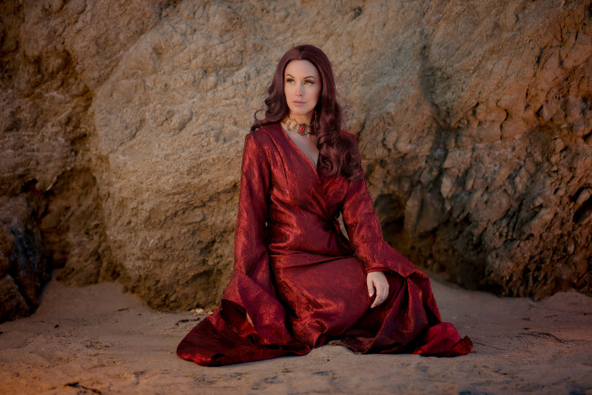 Обои картинки фото девушки, meg turney, скалы, поза, локоны, платье