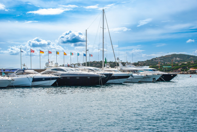 Обои картинки фото корабли, яхты, флаги, причал