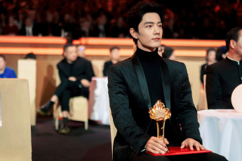 обоя мужчины, xiao zhan, актер, пиджак, награда, зал, люди