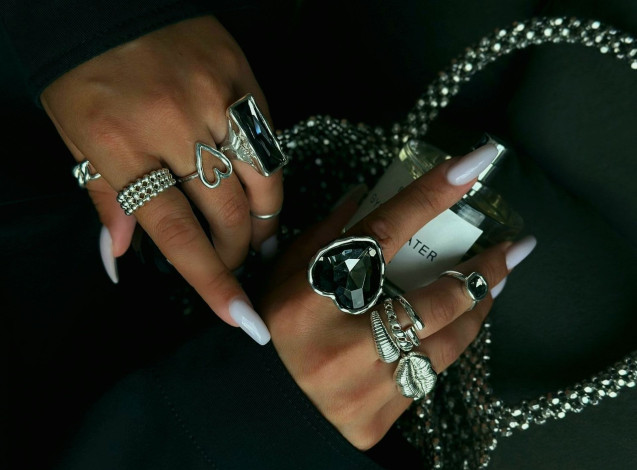 Обои картинки фото красота, разное, руки,  ноги, сумочка, маникюр, парфюм, кольца, на, пальцах